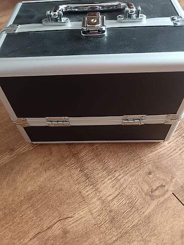 Aluminijumski kofer za šminku/alat sa harmonika otvaranjem - at lalafo.rs Aluminijumski kofer za šminku/alat sa harmonika otvaranjem -