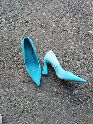 Women's Footwear: Ženske salonke RESERVED - Model: špic cipele sa blok petom - Boja — 1