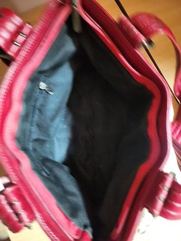 postava za torbe: Ženska torba – bordo/crvena, šira “hobo/shoulder” forma. - Materijal — 7