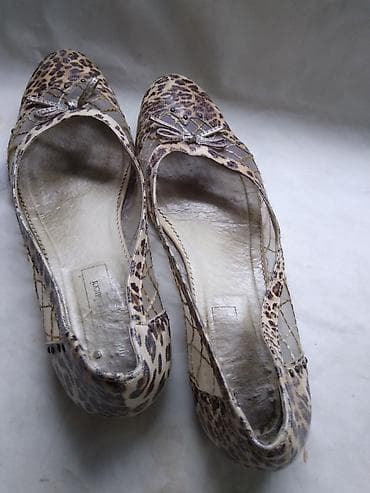 sandale bele na stiklu: Zenske sandale oko br.39,gaziste 27 cm.ravna peta,polovne.nalepljen — 3