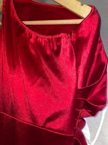 komada odece: Elegantne večernje haljine – set od 2 komada 1) Crna/srebrna haljina — 8