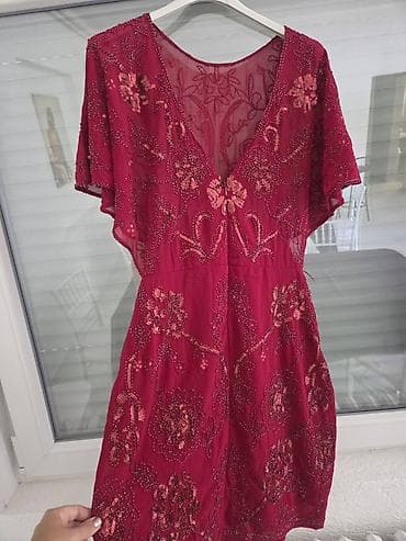Elegantna bordo haljina sa ručnim vezom i šljokicama - Boja: duboka