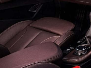 Sedišta: NASLON ZA RUKE ZA BMW X1 OD 2015. DO 2020. GOD — 1