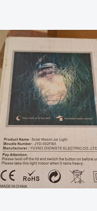 Solarna lampa u obliku tegle, idealna za dekoraciju eksterijera. Ova