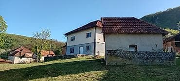 Kuća sa imanjem i pomoćnim objektima – grejanje na drva dva nivoa - — 4