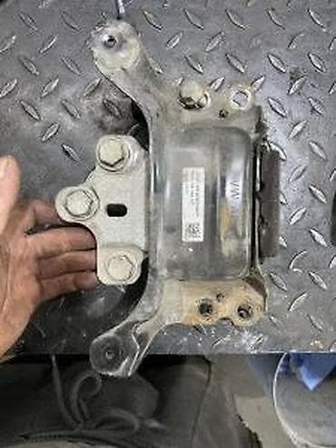 magneti prodaja: AUDI VW NOSAC MOTOR ORIGINAL TOP STANJE 5Q0199555 | audi delovi — 2