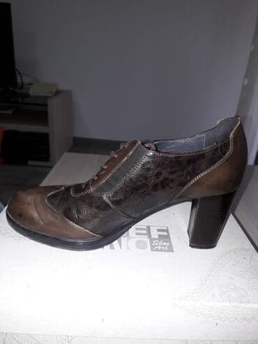 muške cipele brodarice: Stefano kožne cipele,broj 40,gazište 26 cm.
Oštećenje uslikano — 4