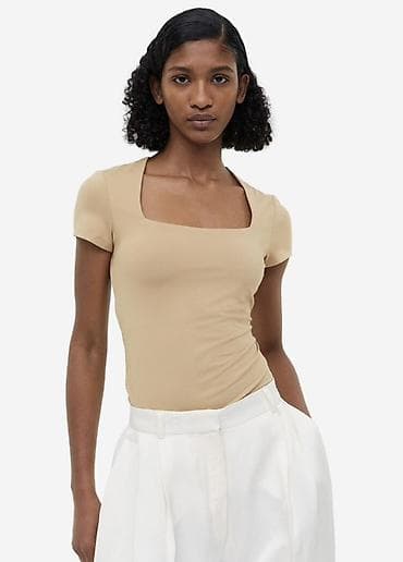 Ženska majica sa kvadratnim izrezom – H&M
Nova, veličina je S