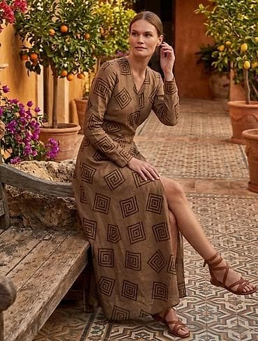 Duga haljina sa geometrijskim printom - Kroj: maxi dužina, blago