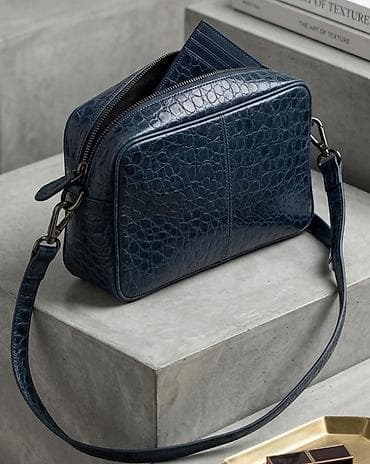 torbe b: Kožna crossbody torba u tamnoplavoj boji sa krokodil teksturom. - — 1