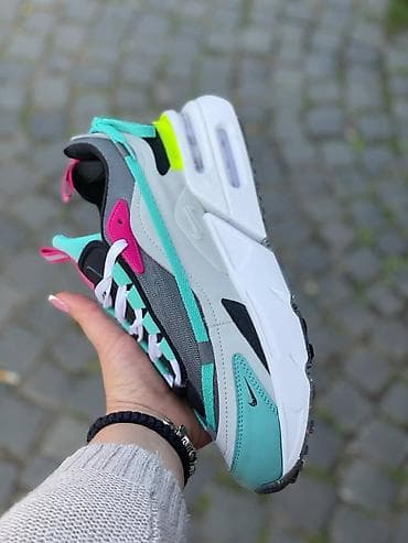 metro bele patike: NIke Air Max Furyosa A klasa
brojevi 41 do 46
cena 4600 dinara — 2