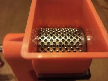 plasticne posude za hranu sa pregradama: Retro mašinica za rendanje tvrdih sireva (moguće je da se može — 5