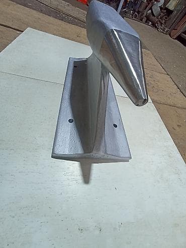 alati srbija: Nakovanj dužine 30 cm visine 14, 5 cm, stopa 12 cm x 30 cm, gornja — 4
