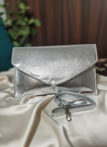 kozne torbe: Srebrna ženska torbica/koverta sa kaišem - Model: elegantna koverta — 1