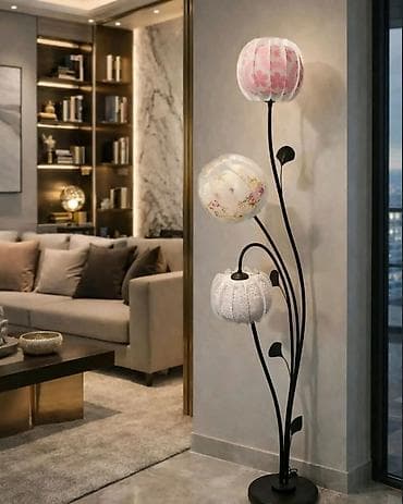 Podna dekorativna lampa sa tri abažura u obliku cvetnih pupoljaka. -