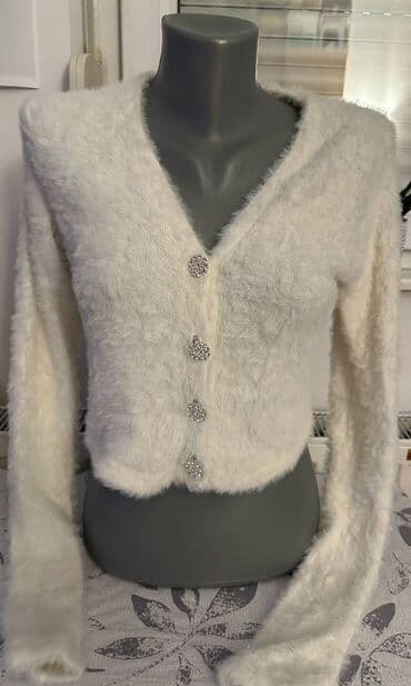 Dzemper S. Ne slikam se u stvarima. Ima otsiven deo ko se razume