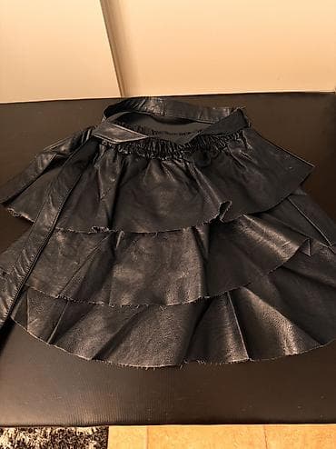 Kozna crna karirana suknja 
Odgovara S velicini