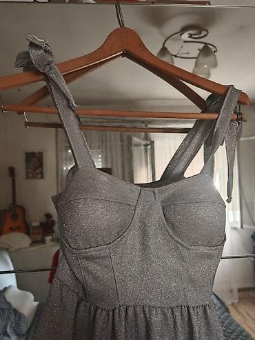 sjajne haljine: Svečana srebrna haljina sa sjajnim nitima - Model: midi dužina — 2