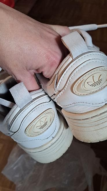 muska bela jakna: Adidas bele patike 36 – klasičan model sa debljim đonom i — 3