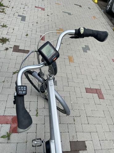 torba za ribolov lidl: Električni bicikl u srebrnoj boji. Poseduje crno sedište i bateriju — 6