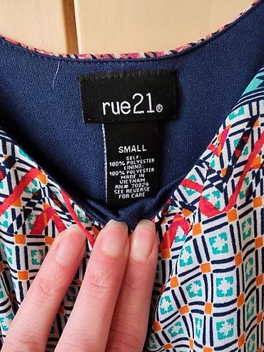 dali satovi: Haljina rue21 – veličina S - Model: bez rukava, sa širokim bratelama — 2