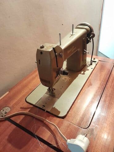 lampe za nokte: Bagat sivaca masina kabinet ispravna, na struju i nozni pogon, na — 1