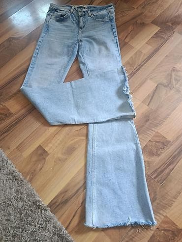 Zara Plave farmerke sa izbeljenim efektom i visokim strukom. Klasičan