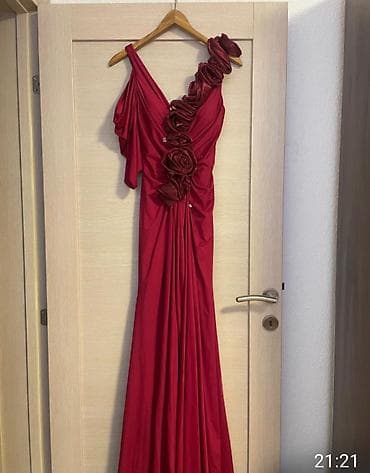 haljine s: Elegantna večernja haljina u boji tamnog crvenog vina. Duga, lepršava — 1