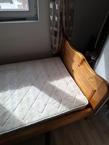Stolovi: Krevet na prodaju. 50 e sa dusekom ili bez . dobro ocuvan. Dimenzije — 4