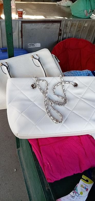 mona roze torba: Ženska torba Francesca – bela, štepani dizajn - Materijal: eko koža — 1