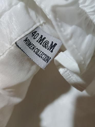 tunike moderne: Ženska bela bluza sa kratkim rukavima i ukrasnim volanima oko V-izreza — 2