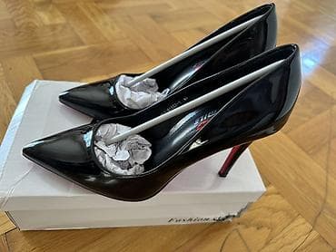 ulosci za salonke: Crne lakovane salonke sa špicastim vrhom - Model: klasične salonke - — 1