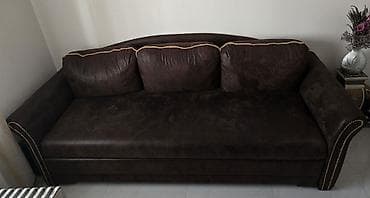 Stilske garniture: Trodvosed/sofa na razvlačenje – tamno braon, sa tri naslonska jastuka — 1