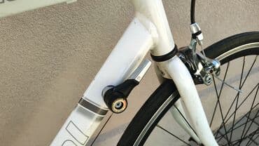 Bicycles: Drumski bicikl u beloj boji, opremljen Shimano Tiagra menjačem i — 3
