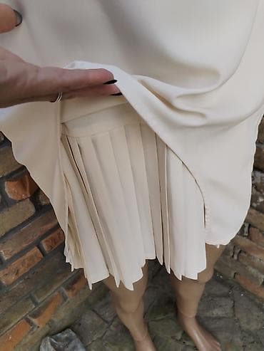 haljine pull and bear: Haljina vel L
Prelepa, kao nova, vel L Duzina 86 Pazuh po 48 — 6