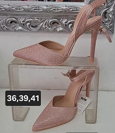 Salonke sa otvorenom petom i visokom tankom štiklom. Model u nežno