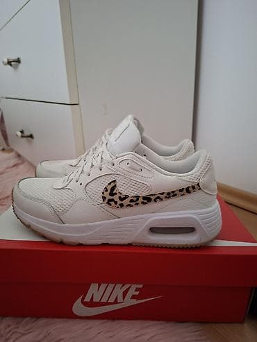 Nike patike – bele sa animal print Swoosh detaljem - Model sa