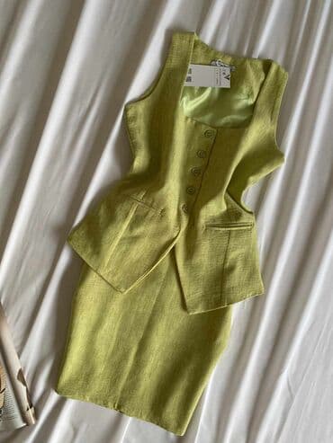 kompleti pantalone i prsluk: • Komplet | prsluk & suknja | • Dostupan u dve boje • S M L • — 1
