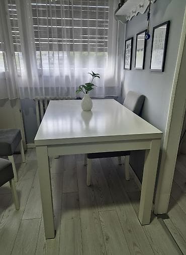 Beli pravougaoni trpezarijski sto i 6 stolica modernog