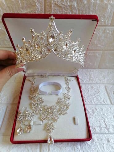 mokasine novi sad: Chanel, Set: Crown, Earrings, Bracelet, Material: Cubic zirconia, Pearl — 13