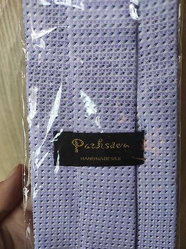 kape sa krznom: Elegantna muška kravata u svetlo ljubičastoj boji sa modernim dezenom — 3