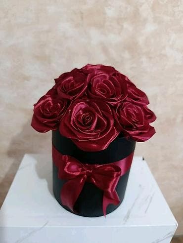 jastuci za ugaonu garnituru: Elegantna dekorativna kutija sa satenskim ružama - Crna cilindrična — 1
