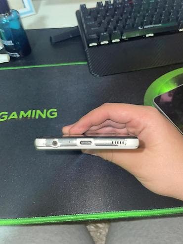 wireless headphones cena: Samsung Galaxy A-serija, bela boja. Telefon sa četvorostrukom zadnjom — 3