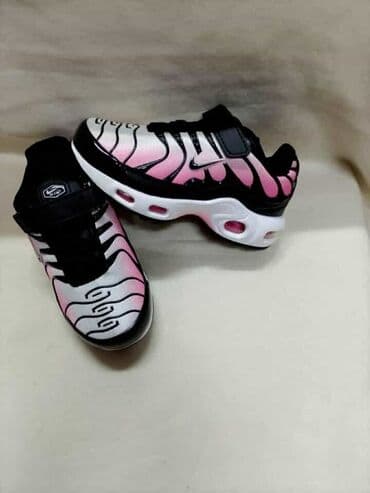 nike tn patike cena: Patike namenjene deci, sa prepoznatljivim talasastim dizajnom — 2