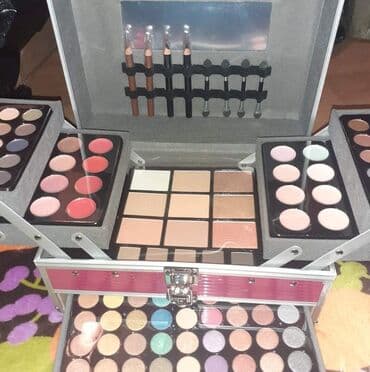 Komplet kofer sa sminkom odlican kvalitet sminke. Visoko