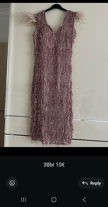 Haljine: - Elegantna crno-bela haljina bez rukava, midi dužine. Kroj naglašava — 9
