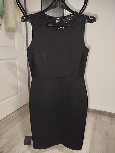 radna odeća: Mala crna haljina H&M, bez rukava, klasičnog kroja uz telo. - — 1