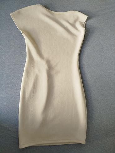 springfield haljine 2023: Elegantna krem haljina bez rukava, uskog kroja do iznad kolena. - — 2
