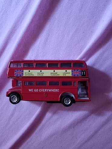 Replika londonskog dabldeker autobusa u crvenoj boji, model linije 11