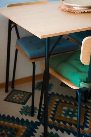 Sets of table and chairs: Cena seta: 9.995 RSD (moguća kupovina i odvojeno) Topao, skandinavski — 4